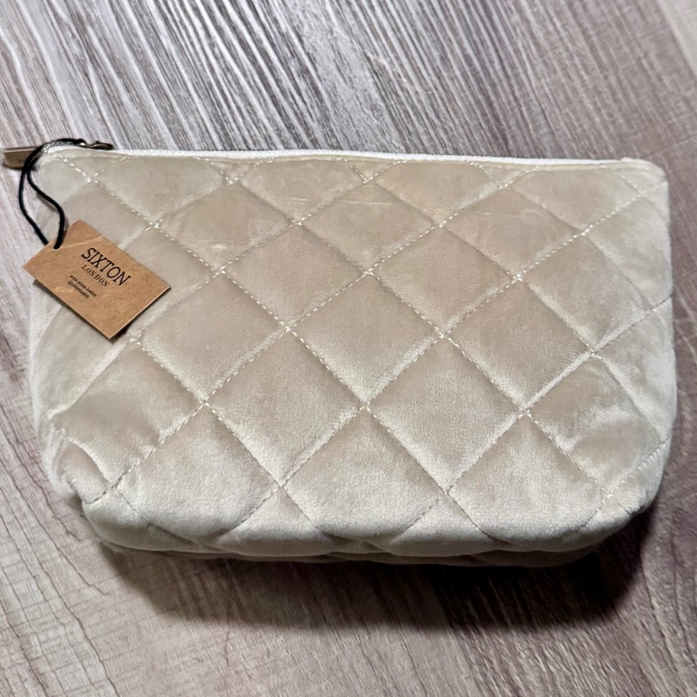 Cream Quilted Makeup 💄 Bag w/ Bee Pin 🐝